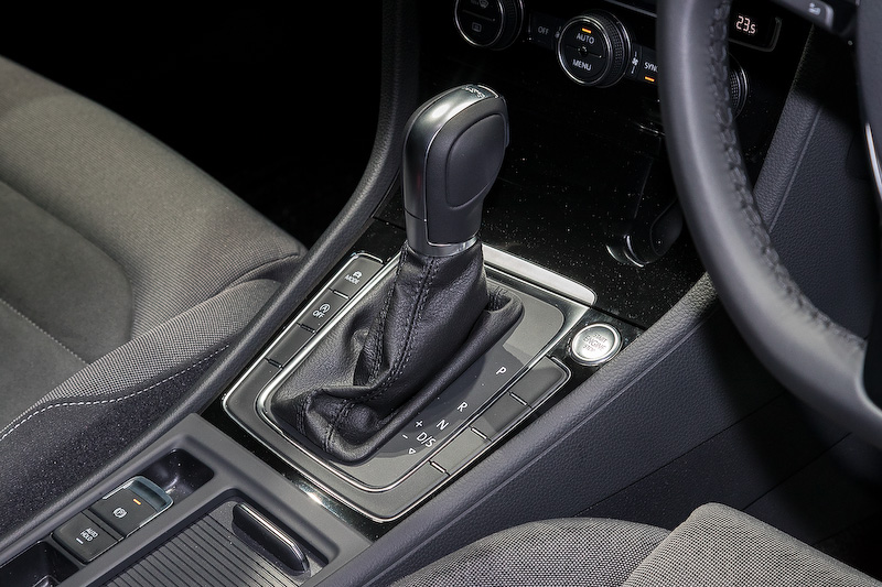 「ゴルフ TSI ハイライン」と共通のパワートレーンを搭載する「ゴルフ ヴァリアント TSI ハイライン」。ボディサイズは4575×1800×1485mm（全長×全幅×全高）。JC08モード燃費は17.3km/L。価格は339万9000円