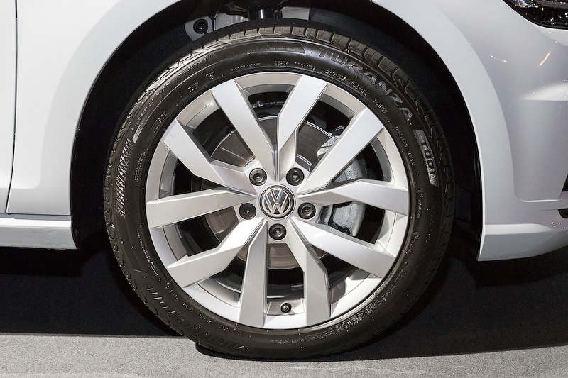 「ゴルフ TSI ハイライン」と共通のパワートレーンを搭載する「ゴルフ ヴァリアント TSI ハイライン」。ボディサイズは4575×1800×1485mm（全長×全幅×全高）。JC08モード燃費は17.3km/L。価格は339万9000円