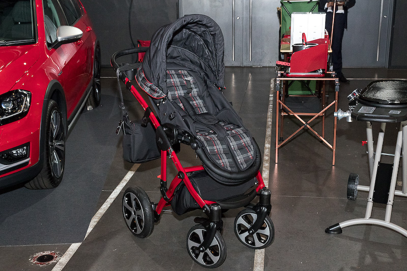 こちらは5月24日に発表されたばかりのGTIデザインを忠実に再現した「GTIベビーカー」。価格は27万円だが、正式販売を記念して5月27日～6月30日までの期間限定で全国の正規ディーラーにて特別価格での先行予約を行なう。特別価格は14万400円