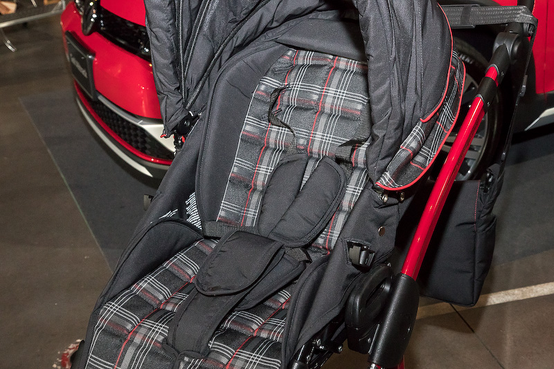 こちらは5月24日に発表されたばかりのGTIデザインを忠実に再現した「GTIベビーカー」。価格は27万円だが、正式販売を記念して5月27日～6月30日までの期間限定で全国の正規ディーラーにて特別価格での先行予約を行なう。特別価格は14万400円