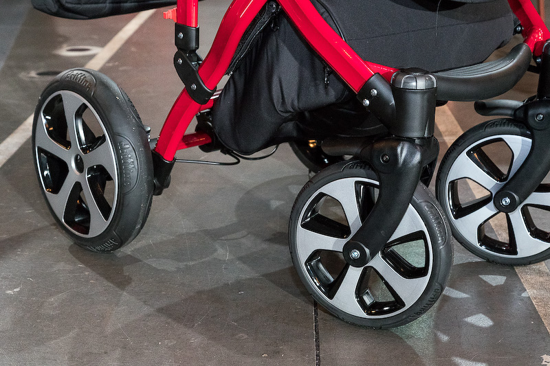 こちらは5月24日に発表されたばかりのGTIデザインを忠実に再現した「GTIベビーカー」。価格は27万円だが、正式販売を記念して5月27日～6月30日までの期間限定で全国の正規ディーラーにて特別価格での先行予約を行なう。特別価格は14万400円