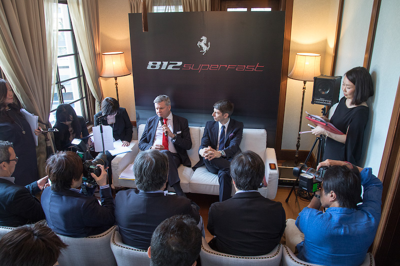 会場に入りきらないほどの報道陣が詰めかけたグループインタビュー