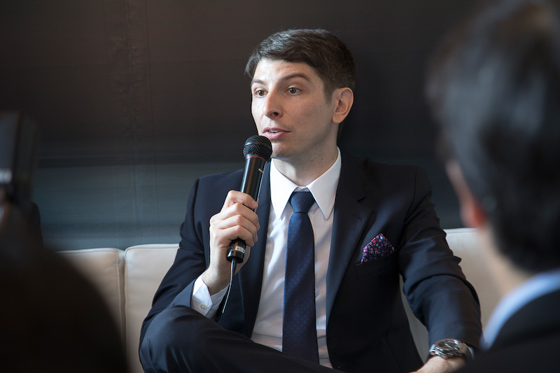 デパオリ氏は2014年にフェラーリ・ジャパン＆コリアの社長に就任。以前はマーケティング・プランニング・マネージャーとして英国フェラーリに在籍。その後、中国、香港ならびに台湾地域における営業、正規ディーラーネットワークの開発なども手がける