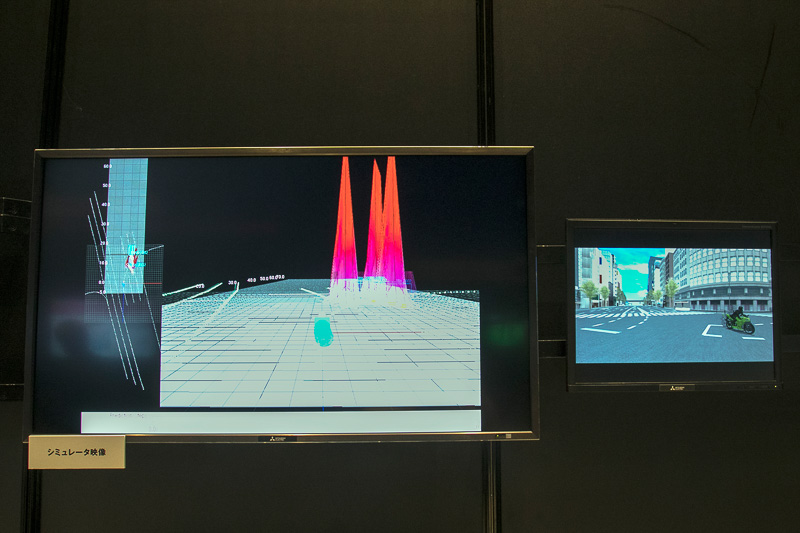 シミュレーター画面の右にあるのは実社会をイメージした映像。街並みとバイクが写っているので理解しやすいだろう