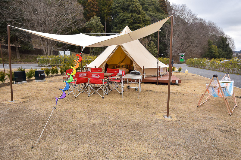 従来よりもさらに広くなったグランピングワイド。備え付けのテントにテーブルやチェア、バーベキューの道具もすべて用意される