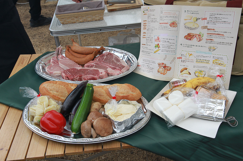 シェフが厳選した食材。調理器具もそろっていて初心者でも安心。ちなみに今回のプランの料金は、大人2名＋幼児1名で3万6560円（平日）