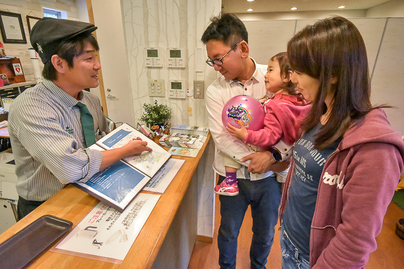 温泉への行き方や朝食の案内を受ける