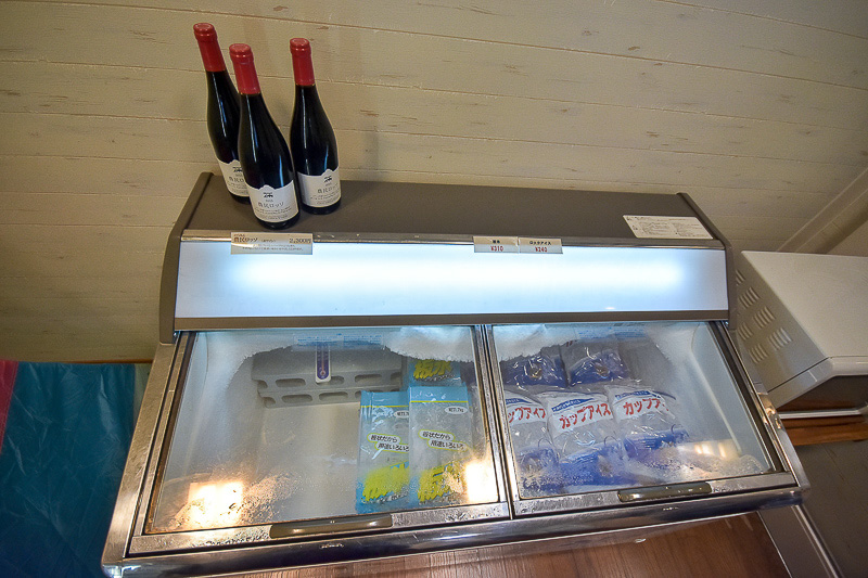 氷やお酒、ソフトドリンクもある