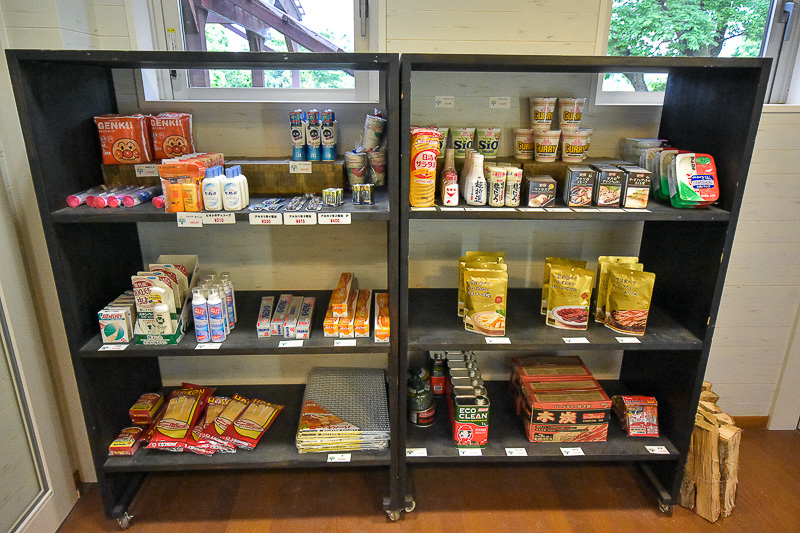 虫よけや電池、食材、そしておむつも用意される