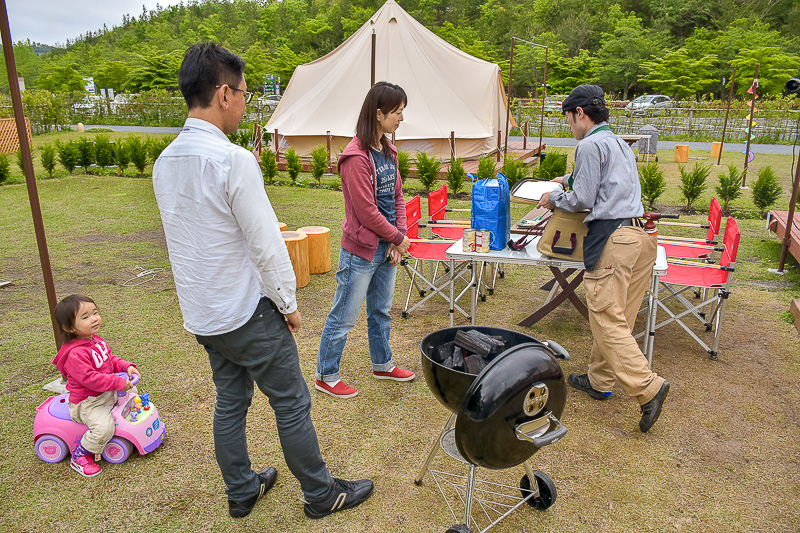 スタッフが食材を持って到着。説明を受けます