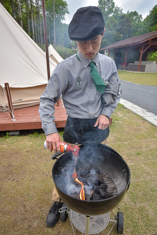 初心者には難しい炭への点火もスタッフがやってくれます