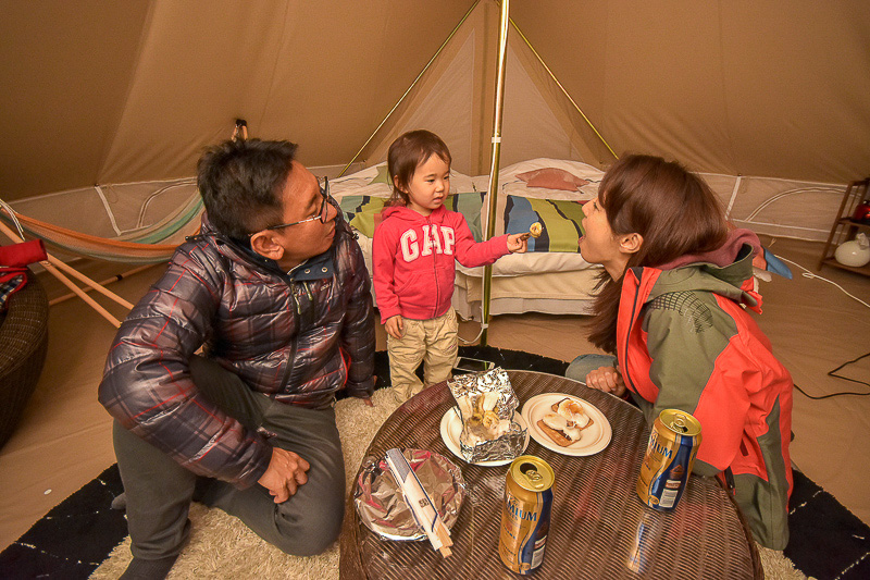 テントの中で食後のスイーツ。焼いたバナナとマシュマロが絶品♪