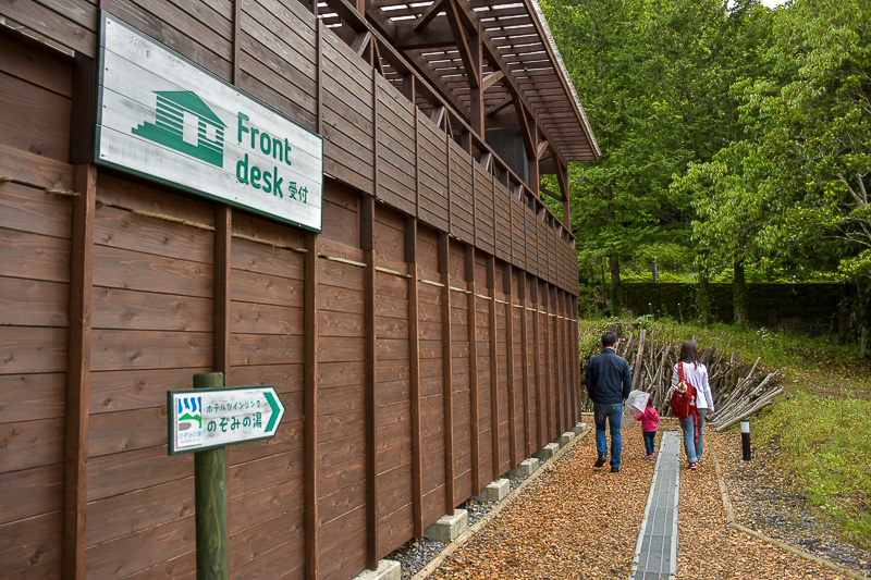 フロントの脇を抜けて歩いてホテルに向かう