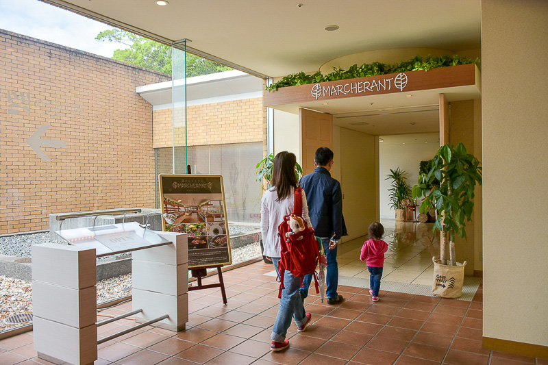 のぞみの湯の横をとおってホテル内にあるレストランへ。グランピングには朝食券もついています