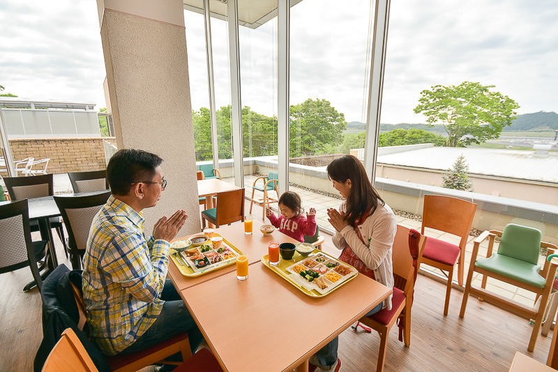 コースの見えるレストランで朝食。パパは朝からカレー