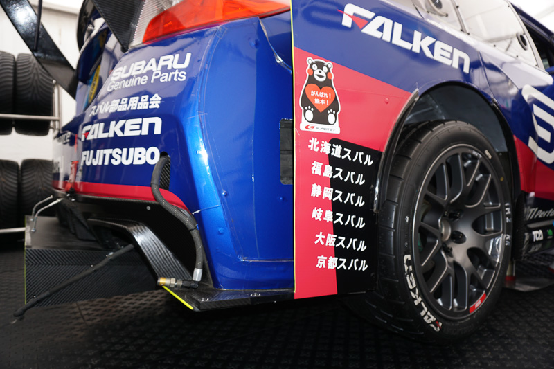 くまモンのがんばれ！熊本！のステッカーを装着