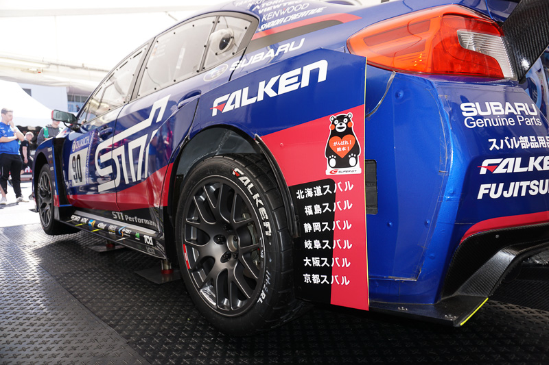 くまモンのがんばれ！熊本！のステッカーを装着