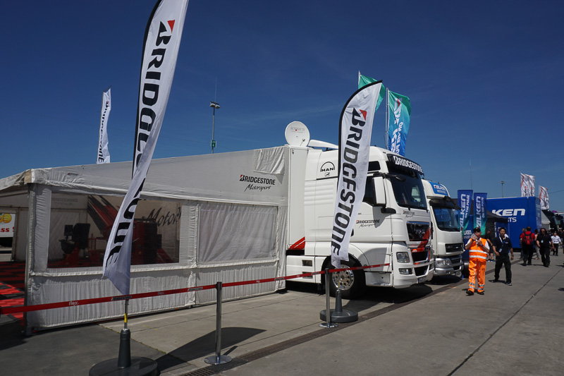 タイヤメーカーのトレーラーも