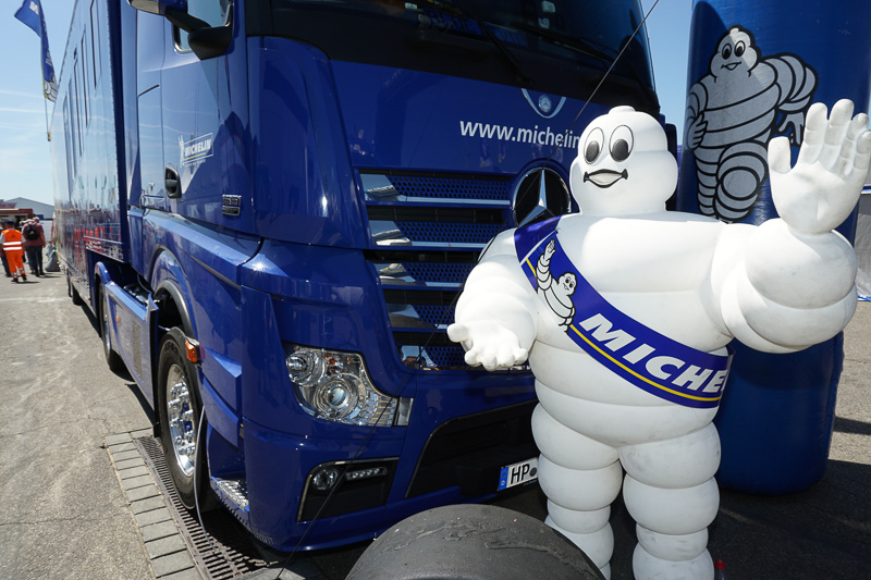 タイヤメーカーのトレーラーも