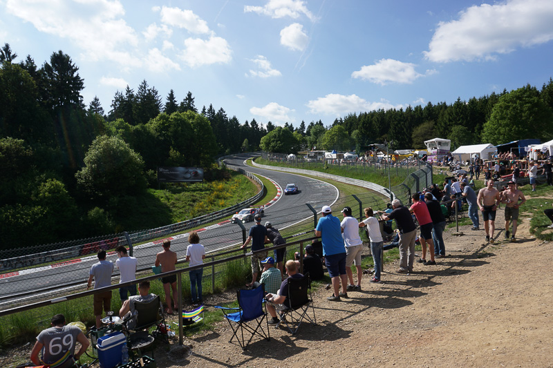 コースに隣接する駐車場を見るとキャンピングカーでバーベキューを楽しんだり、ビール片手に観戦するなどお祭り騒ぎとなっている
