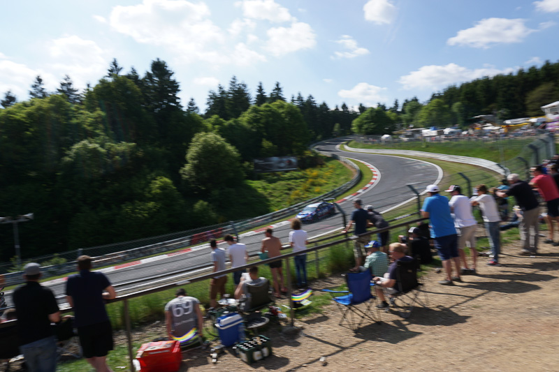 コースに隣接する駐車場を見るとキャンピングカーでバーベキューを楽しんだり、ビール片手に観戦するなどお祭り騒ぎとなっている