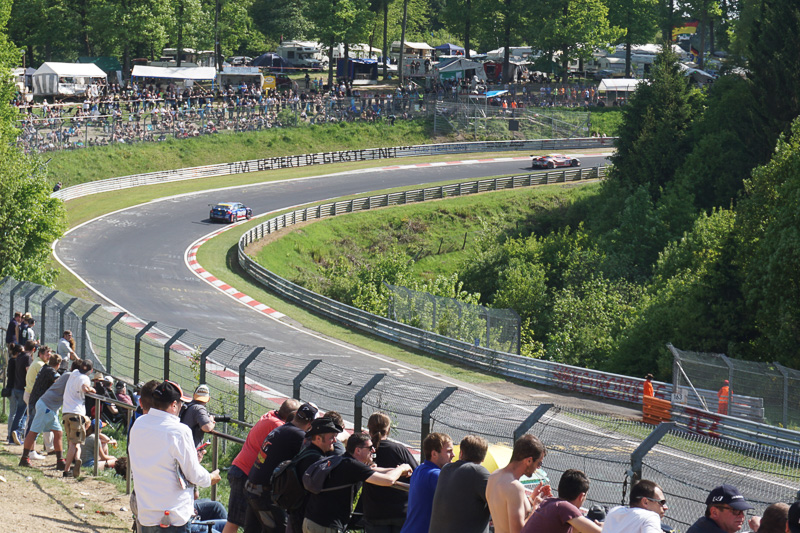 コースに隣接する駐車場を見るとキャンピングカーでバーベキューを楽しんだり、ビール片手に観戦するなどお祭り騒ぎとなっている