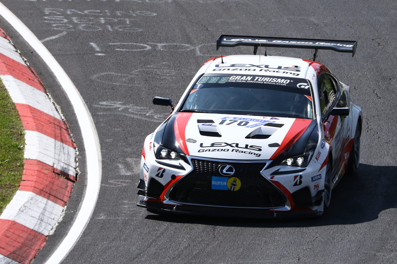 公式練習で走行する「LEXUS RC」