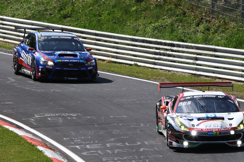 公式練習で走行する「SUBARU WRX STI」