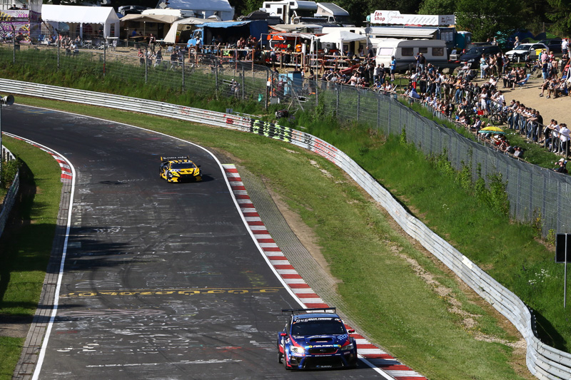 公式練習で走行する「SUBARU WRX STI」