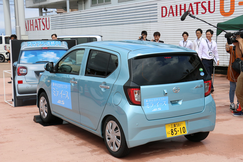 “スマアシIII”の「誤発進抑制制御機能」体験シーン