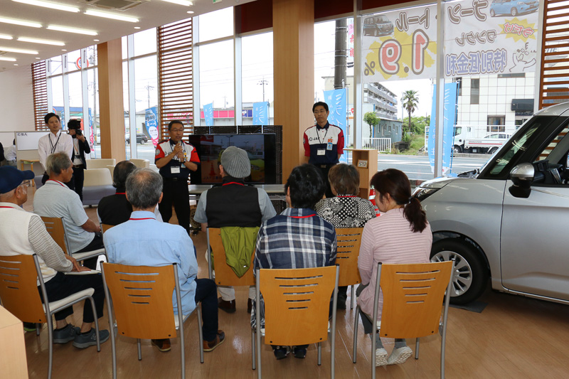 JAF（日本自動車連盟）三重支部の指導員が来場したこの講習では、コンパクトワゴン「トール」を使い、運転席からの死角を体験したり、自己流になりがちなドライビングポジションの再確認などが行なわれた