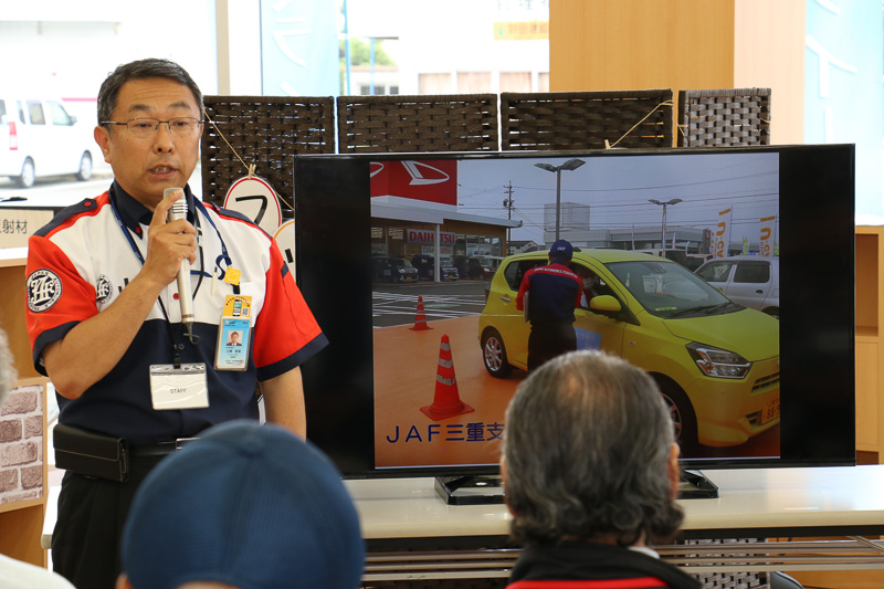 JAF（日本自動車連盟）三重支部の指導員が来場したこの講習では、コンパクトワゴン「トール」を使い、運転席からの死角を体験したり、自己流になりがちなドライビングポジションの再確認などが行なわれた