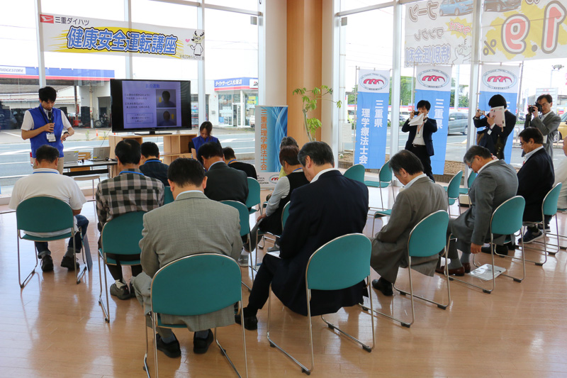 三重県理学療法士会の理学療法士による指導を受けられるこの講座では、首や腕、足などの可動域を広げて運転に必要な動作をスムーズに行なえるようにする運動指導などを実施。参加者といっしょに三井社長も指導を受けていた