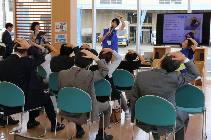 三重県理学療法士会の理学療法士による指導を受けられるこの講座では、首や腕、足などの可動域を広げて運転に必要な動作をスムーズに行なえるようにする運動指導などを実施。参加者といっしょに三井社長も指導を受けていた