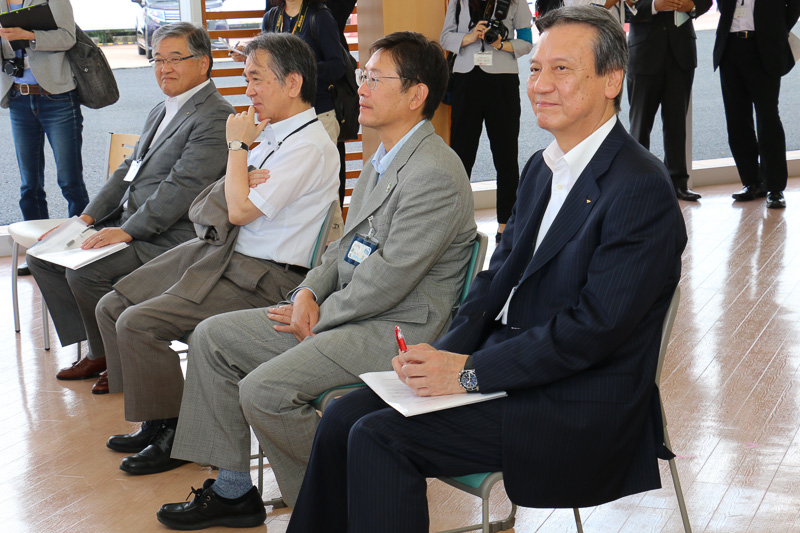 三重県理学療法士会の理学療法士による指導を受けられるこの講座では、首や腕、足などの可動域を広げて運転に必要な動作をスムーズに行なえるようにする運動指導などを実施。参加者といっしょに三井社長も指導を受けていた