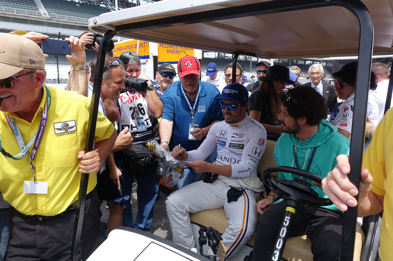 走行終了後のアロンソ選手