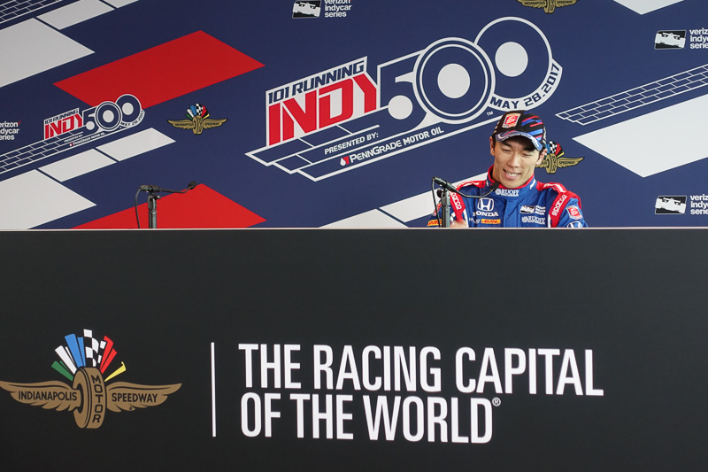 こちらは公式記者会見の様子。琢磨選手のあとにアロンソ選手が登場。なにやら話をしたり