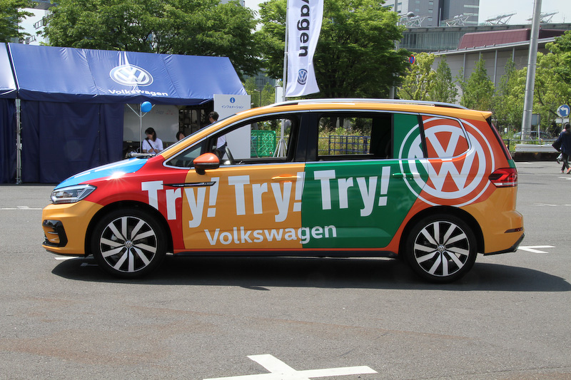 「Try! Try! Try! Volkswagen Caravan」で使用されるハレキン仕様のゴルフ トゥーラン
