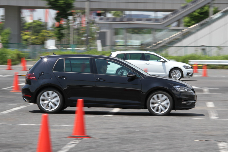 実際にステアリングを握ってフォルクスワーゲン車を体験できるとあって、試乗受付では朝から行列ができた