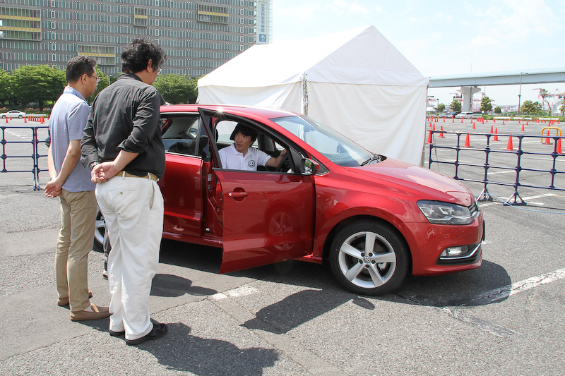 実際にステアリングを握ってフォルクスワーゲン車を体験できるとあって、試乗受付では朝から行列ができた
