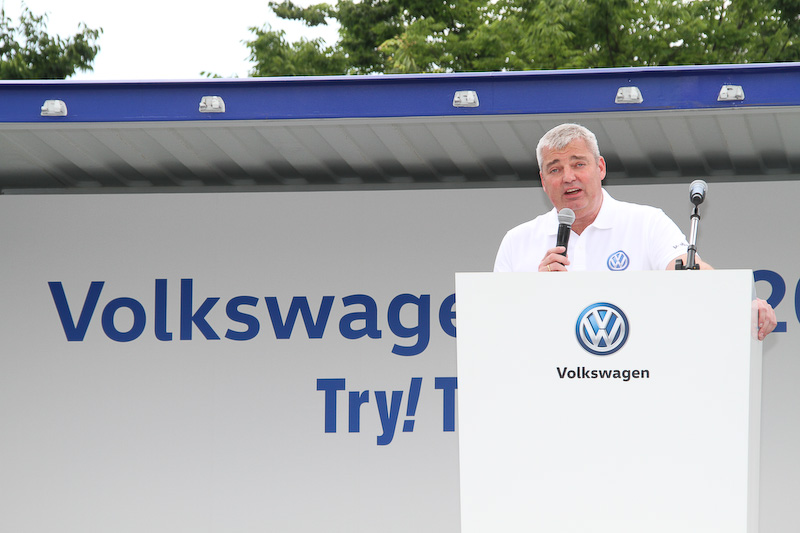 ブランド体験キャンペーン「Try! Try! Try! Volkswagen Caravan」発表イベントで司会を務めた人気DJのピストン西沢氏とフォルクスワーゲン グループ ジャパン株式会社 代表取締役社長兼最高経営責任者（CEO）のティル・シェア氏