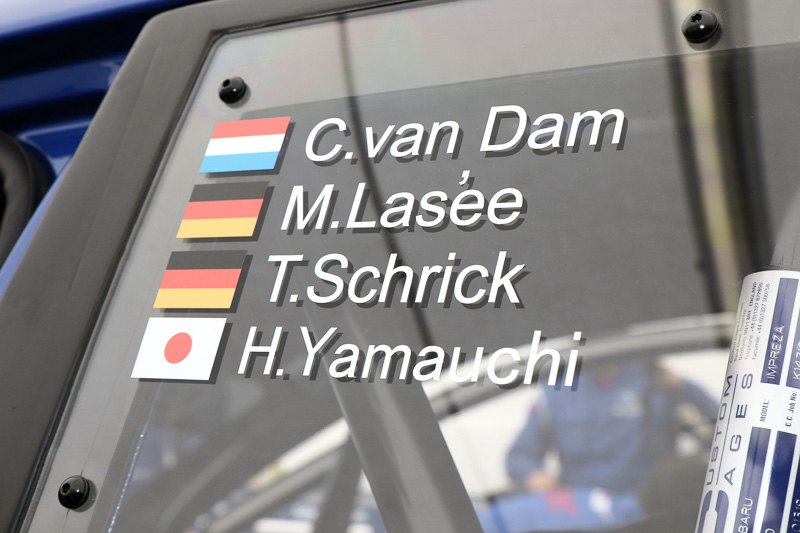 WRX STIのステアリングを握るカルロ・ヴァンダム選手、マルセル・ラッセー選手、ティム・シュリック選手、山内英輝選手