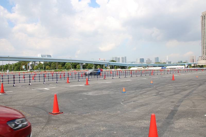 コースは広大な駐車場を使ったものとなる