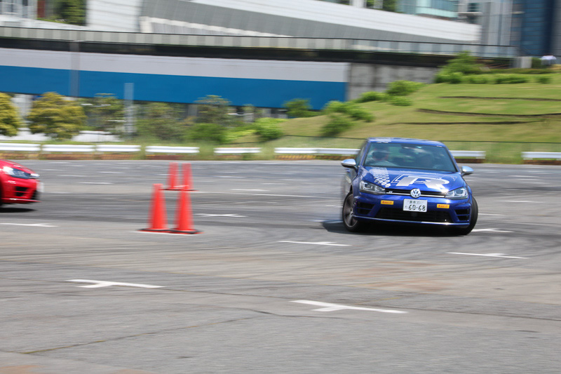 盛大にカウンターを当てて曲がっていくゴルフ R