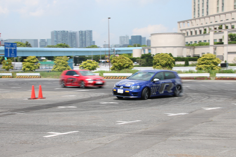 スライドチェーサーは赤いゴルフ R