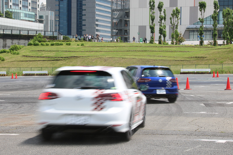 こちらは白いゴルフ Rがスライドチェーサー