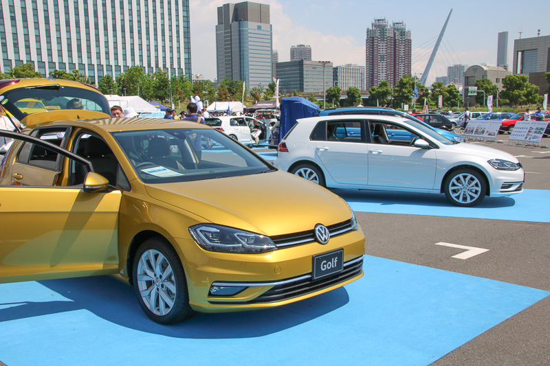 マイナーチェンジ後のゴルフを展示。新色のターメリックイエローメタリックも外光のもとで色の様子を確認できる