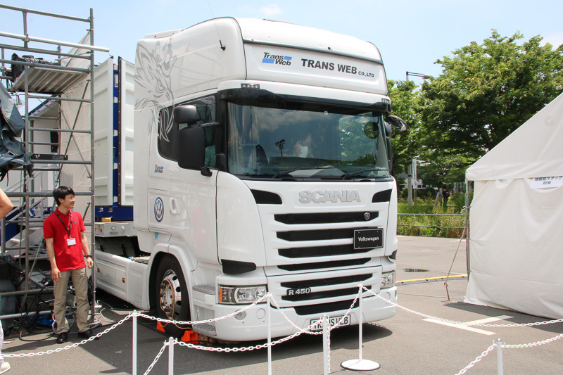 フォルクスワーゲングループのスカーニアのトラクター（トレーラーヘッド）。後部にトレーラーを連結し、トレーラーが今回のステージになっている