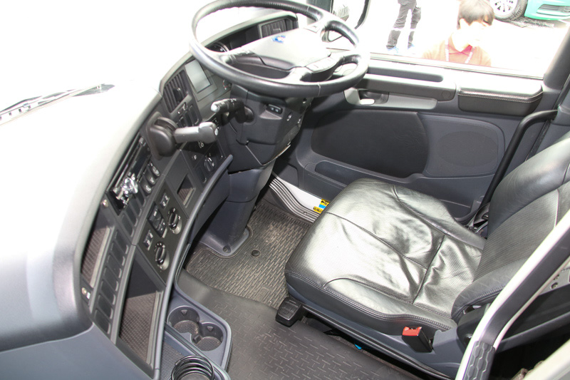 スカーニアの運転席