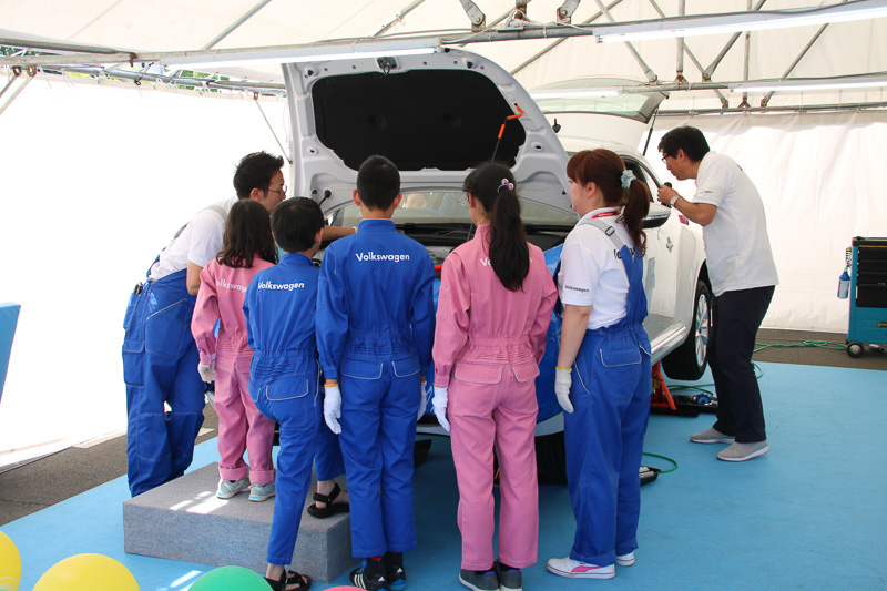 エンジンルーム内の説明を受ける